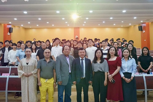 企业代表与艺术学院师生合照.jpg 企业代表与艺术学院师生合照.jpg