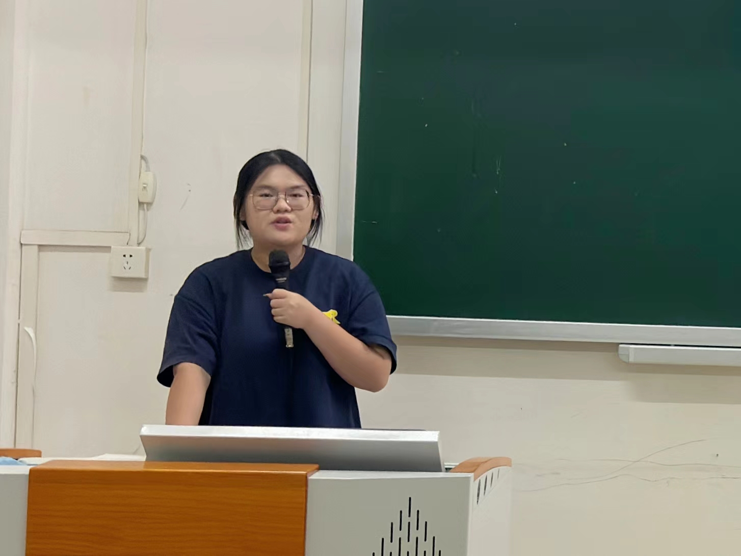 2图为院团委副书记丘慧敏介绍新生报到流程.jpg 2图为院团委副书记丘慧敏介绍新生报到流程.jpg